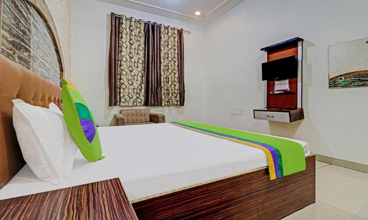 Treebo Trend Radha Palace Mathura Exterior photo